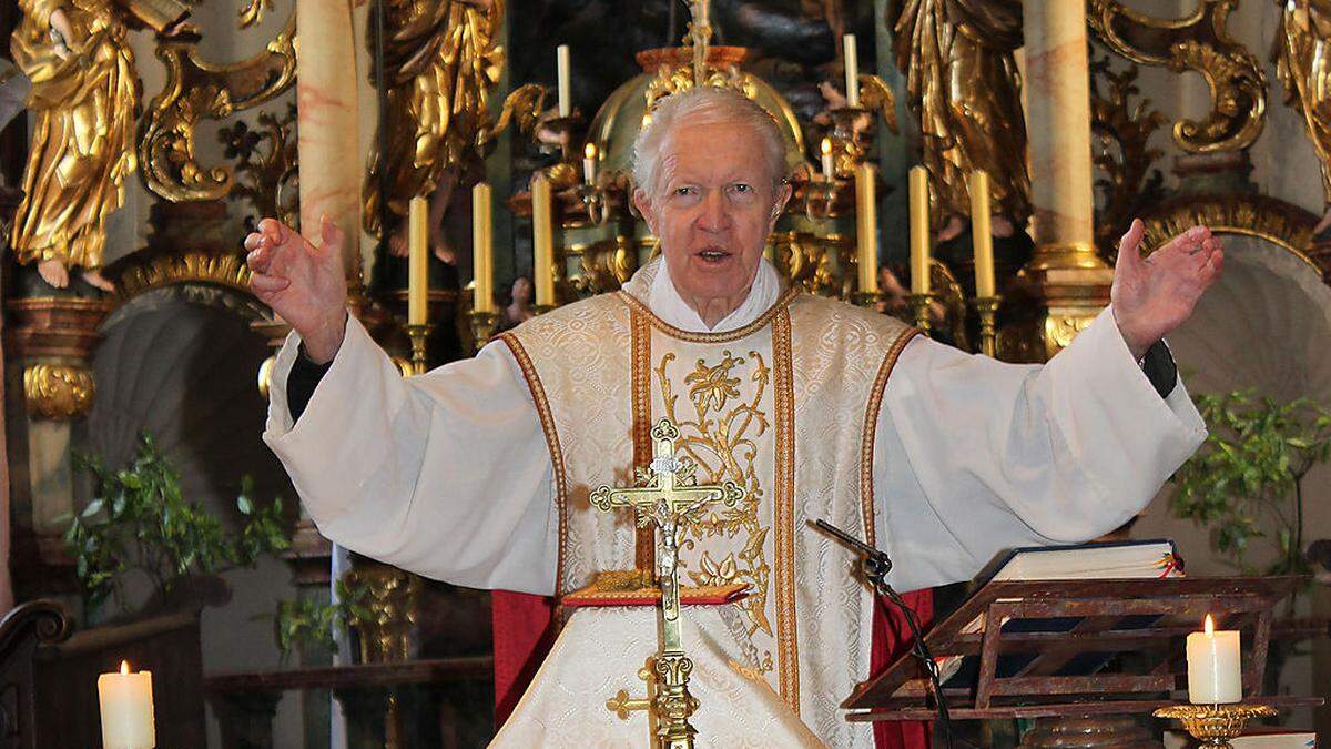 Pfarrer Reinhold Berger an seiner Wirkungsstätte in der Pfarrkirche in Himmelberg