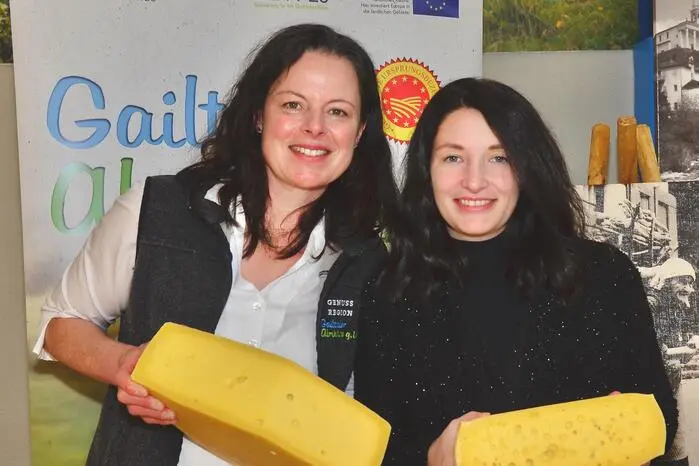 Der Almkäse in starker Frauenhand: Elisabeth Buchacher und Manuela d’Orlando  