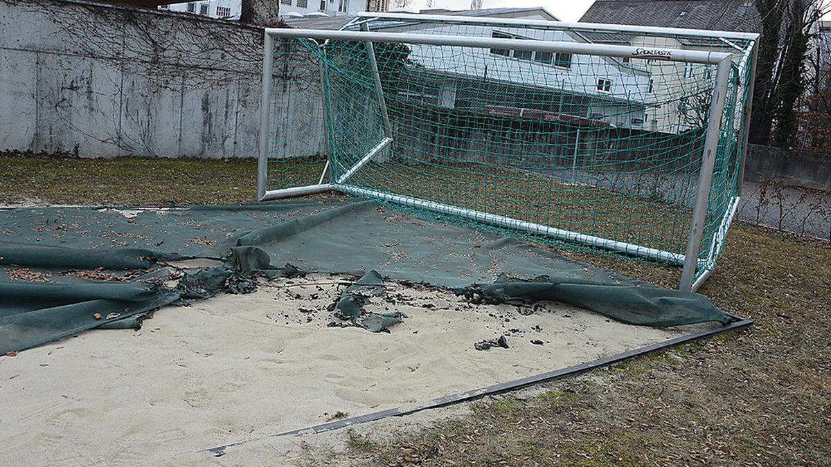 Die Sandplatzabdeckung wurde schwer beschädigt, in den Fußballtor-Netzen fand man große Brandlöcher