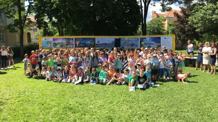 Diese Woche wurde der finale Baustein des Life-Projektes „Murerleben“ im Europapark gleich neben der Volksschule Judenburg-Stadt gesetzt: die Präsentation der Kinderbuches „Mona Mur“.