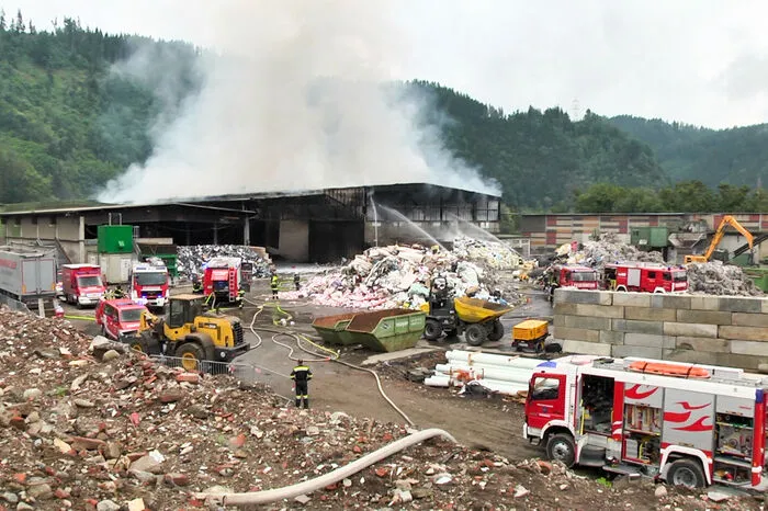 Immer mehr Feuerwehren wurden nachalarmiert, da man zahlreiche Atemschutztrupps braucht.