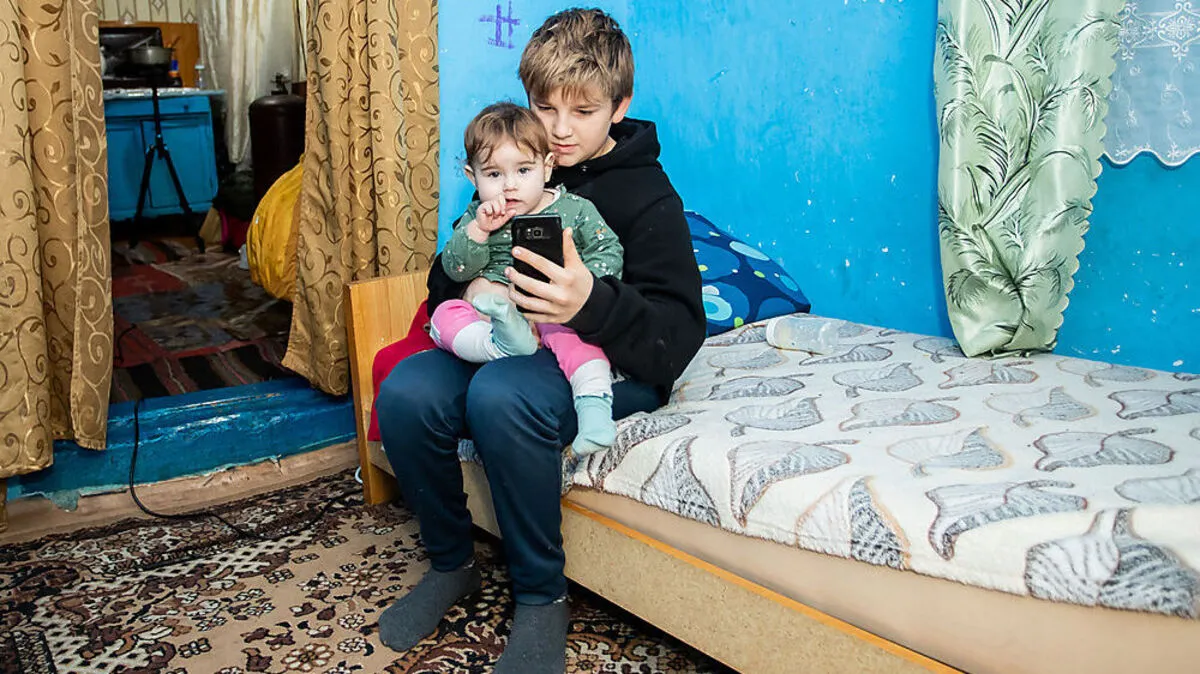 Aleks (12) lebt seit knapp einem Jahr in Moldau. Dank der Caritas hat die Familie jetzt Holz zum Heizen