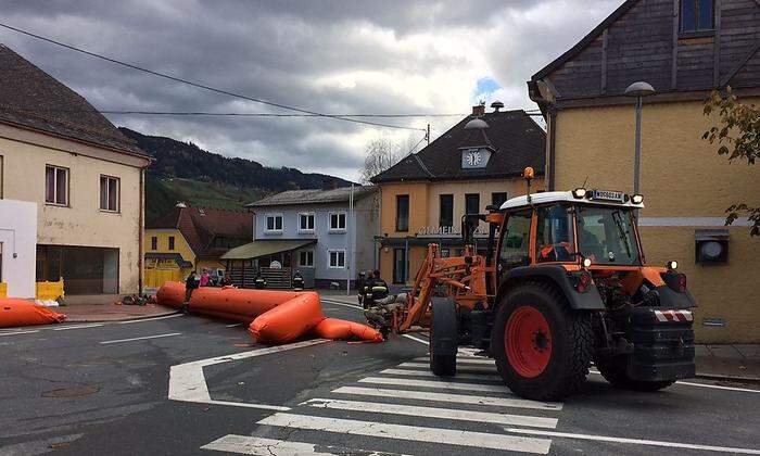 Der mobile Hochwasserschutz am Hauptplatz von Lavamünd wird verlegt. Bleibt aber.