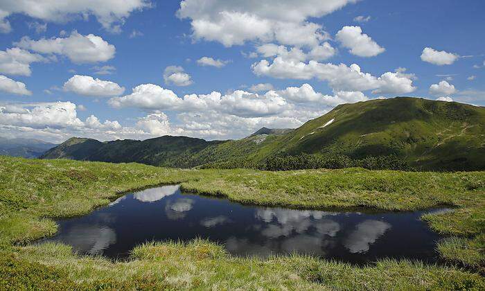 Beim Aufstieg zum Kreuzkogel kommt man an einem Bergsee vorbei