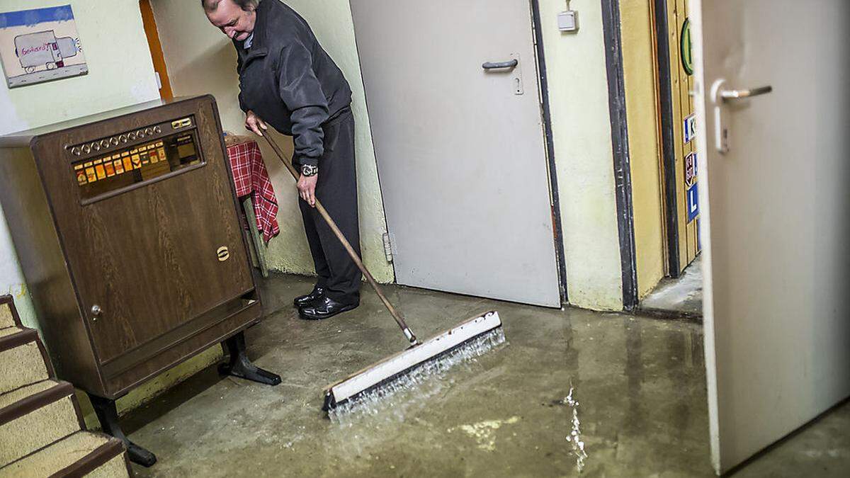 Trotz Pumpen und Wischen steht das Wasser im Keller