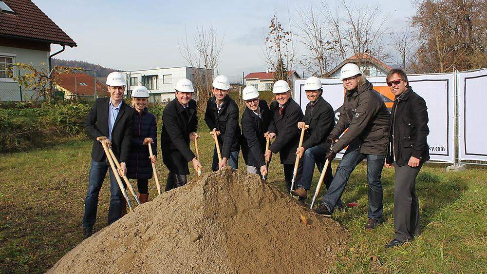 Die beteiligten Firmen, Bürgermeister Valentin Blaschitz (6. von links) und die Eigentümer beim Spatenstich auf der Ritzing 