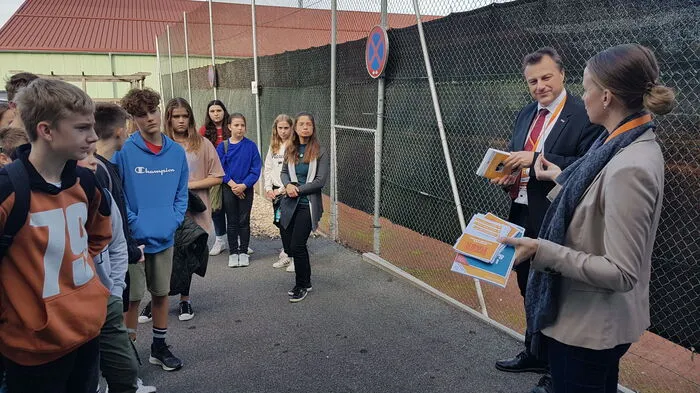 WKO-Regionalstellenleiter Thomas Heuberger begrüßt die Schülerinnen und Schüler der dritten Klassen der Mittelschule Riegersburg