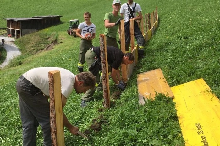 Auch hier wird derzeit fieberhaft versucht, Vorkehrungen gegen neue Wassermassen zu treffen.