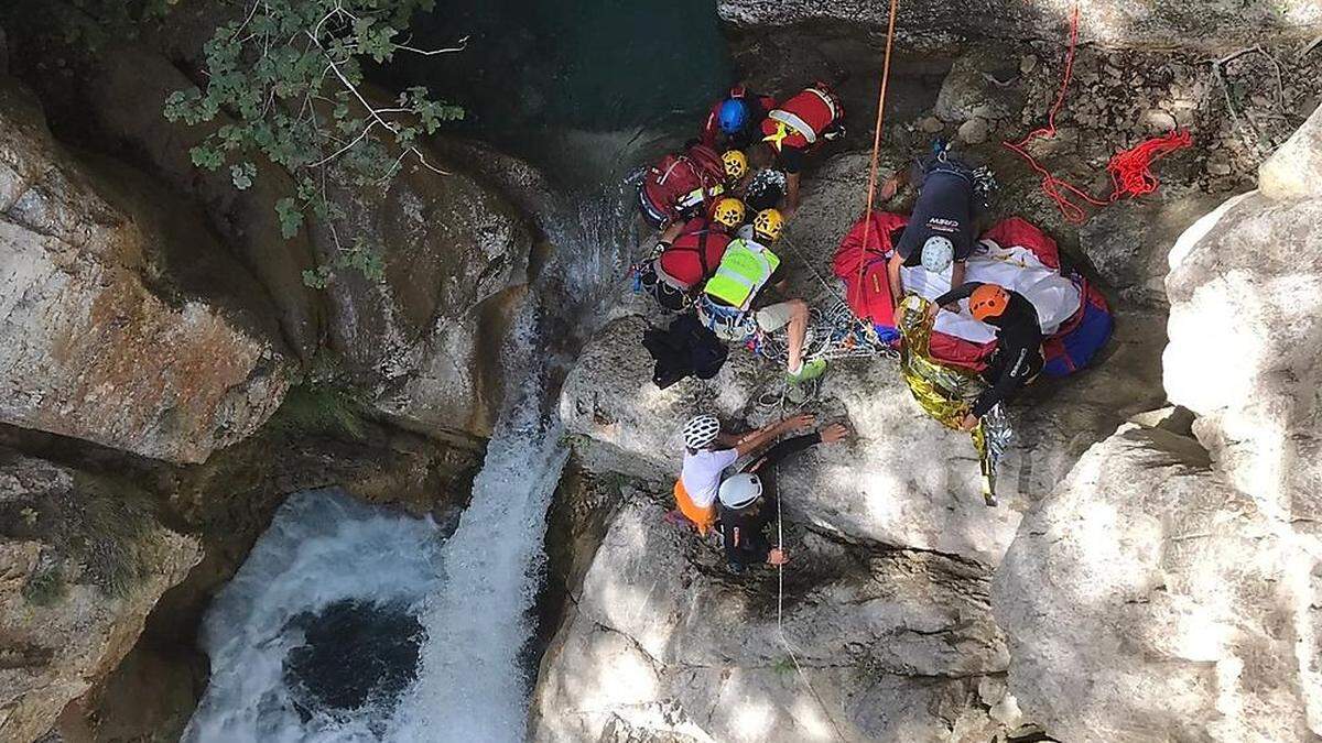 Rettungseinsatz in der Tscheppaschlucht: Eine Frau hatte sich beim Canyoning verletzt und musste aus der Schlucht geborgen werden