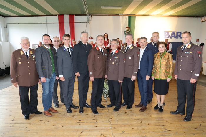 Feuerwehrkommandant Johannes Thurner mit den Festgästen