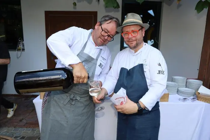 Einer der Höhepunkte war die Weinbegleitung aus der 12-Liter-Scharl-Flasche