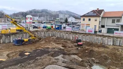 Eine Baustelle | Noch ist am Bahnhofplatz in Wolfsberg eine riesige Baustelle. Die Raiffeisenbank Mittleres Lavanttal errichtet dort ihren neuen Firmensitz
