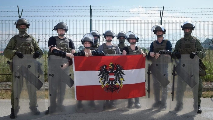 Gruppenbild mit Fahne: Die Kernölamazonen durften bei ihrer Reise ins bosnische Camp Butmir die Kampf-Montur der Soldaten anprobieren ...