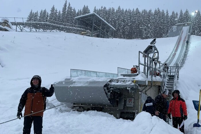 Durch extremen Schneefall waren viele Helferinnen und Helfer gefragt. Auch zwölf Frauen und Männer der Stadtschmiede Eisenerz sind eingesprungen, um neben den Teams des SC Erzbergland und des NAZ Eisenerz für optimale Wettkampfbedingungen zu sorgen.