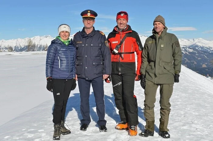 Stefanie Hopfgartner von den Goldeck Bergbahnen, Bezirkspolizeikommandant Werner Mayer, Michael Unterlerchner von der Bergrettung Spittal-Sockenboi und Vizeleutnant Klaus Santner.