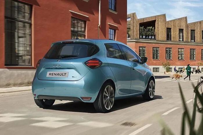 So viel neue Technik darf natürlich nicht unbemerkt vorbeifahren, weshalb die Designer auch das Blechkleid aufgebügelt haben. Da wären zum Beispiel die neu gestaltete Motorhaube, Voll-LED-Scheinwerfer mit Chromeinsätzen, Tagfahrlichter in C-Form und eine aufgefrischte Frontschürze mit chromumrahmten LED-Nebelscheinwerfern. Der Rhombus, hinter dem sich die Stromanschlüsse für den Ladeprozess befinden, ist blau eingerahmt. Die Rückansicht prägen weit außen liegende LED-Heckleuchten und dynamische Blinker. Auch in die Außenspiegelgehäuse sind Richtungsanzeiger integriert.