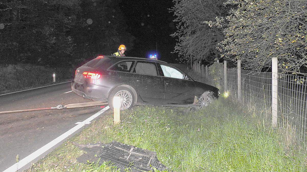 Mit einer Seilwinde wurde das Fahrzeug geborgen