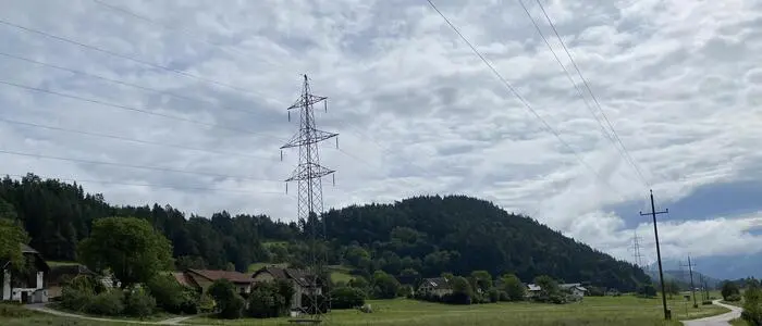 Die bestehenden 110-kV-Masten entlang der Jauntalleitung – wie hier in der Rudener Ortschaft Kleindiex – werden durch höhere Masten ersetzt