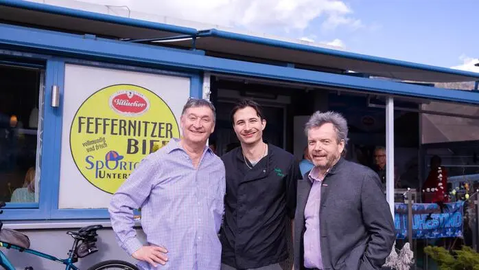 Zahlreiche Gäste kamen, um Walter Unterrieder (links) 