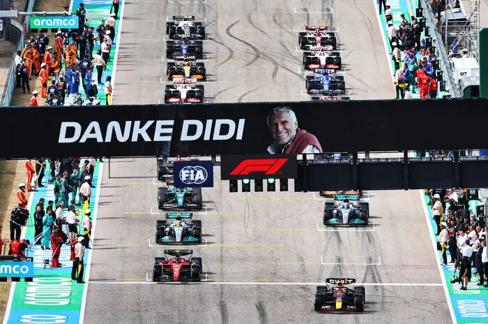 2022: Ganz im Zeichen des verstorbenen Gründers Dietrich Mateschitz feierte Red Bull Racing 2022 den fünften Konstrukteurstitel. Gab es ein Jahr zuvor "nur" die Fahrer-WM für Max Verstappen, gelang 2022 wieder das Double. Verstappen krönte sich in Japan, das Team in Austin.