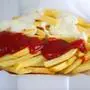 Die Kombination von Pommes und Ketchup oder Mayonnaise ist beliebt