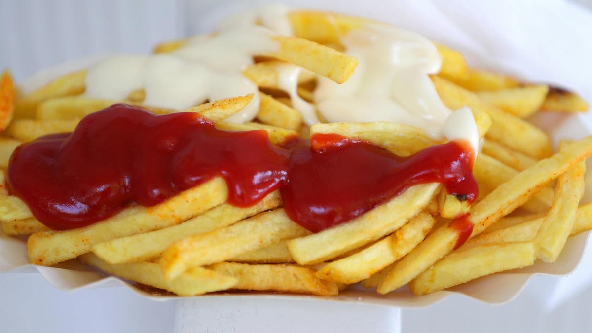 Die Kombination von Pommes und Ketchup oder Mayonnaise ist beliebt