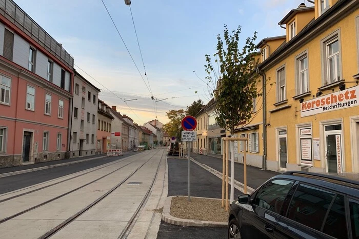 Insgesamt sind dann die Gehsteige breiter und auch neue Grünstreifen entstanden. In Summe sind aber 50 Parkplätze gestrichen worden.