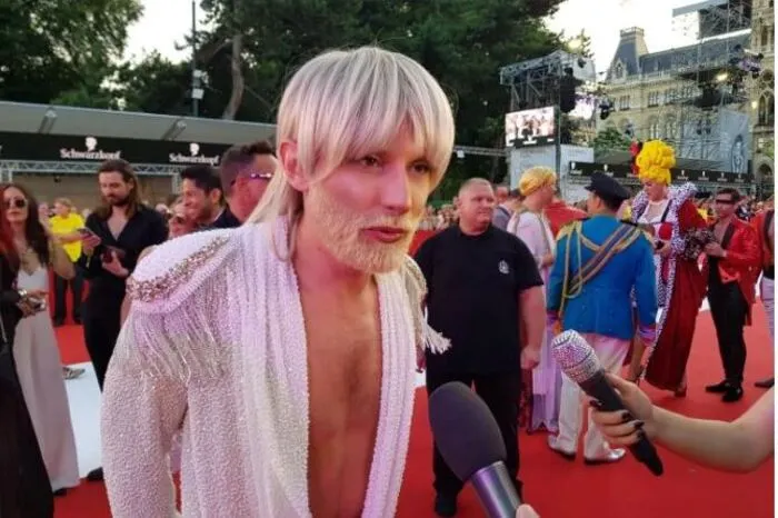 Conchita alias Maria Trapp kam mit blondem Bart.