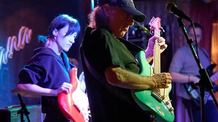 Gitarrenlegende Scott Henderson gastierte mit seinem Trio im Bluesiana in Velden.