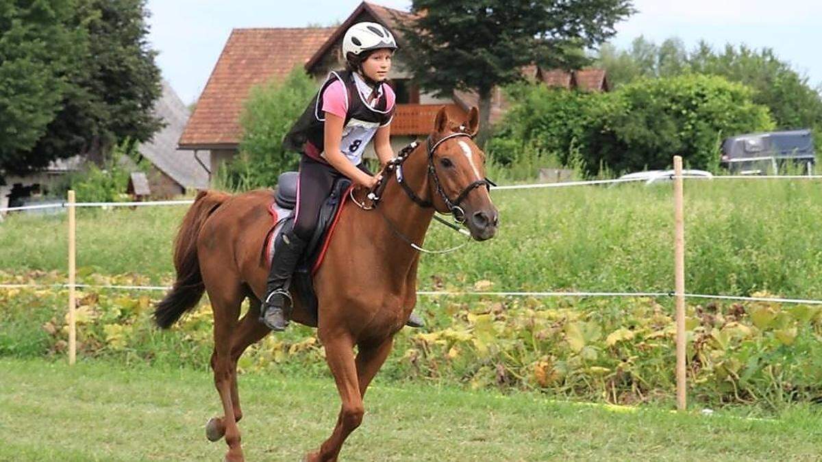 Die elfjährige Katharina Karpf mit dem Hengst „Takko“ auf dem Weg zum Staatsmeistertitel der Junioren 