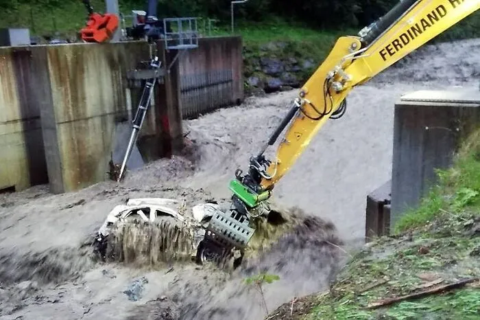 Im Gemeindegebiet von Dienten wurde ein Pkw von den Wassermassen erfasst.