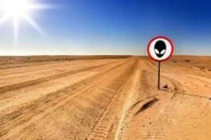 UFO-Aussichtsturm in San Luis Valley, Colorado/USA: Helle, sich schnell bewegende Lichter über den Sanddünen, die schnell wieder verschwunden sind, wollen verschiedene Urlauber und Einwohner rund um das San Luis Valley im US-Bundesstaat Colorado beobachtet haben. Judy Messoline hat den „UFO WatchTower” bauen lassen und sammelt UFO-Sichtungen aus der Gegend auf ihrer Webseite. Wer nicht im San Luis Valley campen möchte, der übernachtet im rund 50 Kilometer entfernten Ferienhaus in Alamosa, in dem bis zu acht Personen Platz haben.