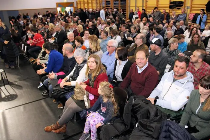 Bürgermeister Roman Neumann bedankte sich im Namen der Marktgemeinde Ligist bei allen Lehrern der Volksschule und Musikschule Ligist für die Durchführung, bei Elisabeth Jocham vom Kulturausschuss, beim Elternverein für die perfekte Bewirtung und bei den Mitarbeitern des Bauhofes für den Auf- und Abbau in der Mehrzweckhalle.