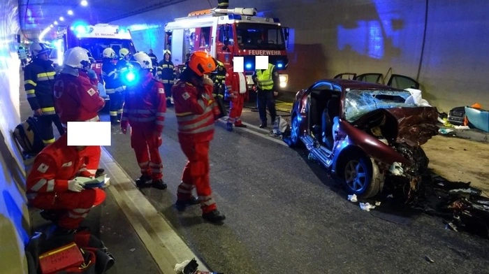 Vier Feuerwehren mussten in der Nacht auf Donnerstag nach Mitternacht zu einem schweren Verkehrsunfall im Gleinalmtunnel ausrücken.
