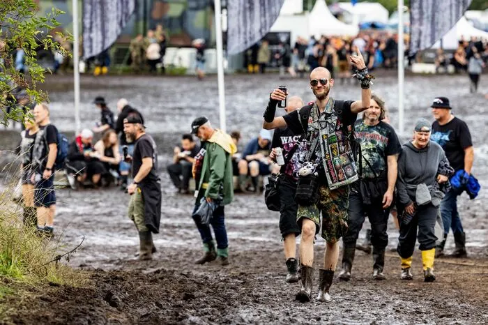 Zum ersten Mal in der Geschichte des Festivals sei diese Entscheidung gefallen. "Wir sind sehr traurig, aber die weiterhin schwierige Wetterlage lässt uns leider keine andere Wahl", hieß es weiter.