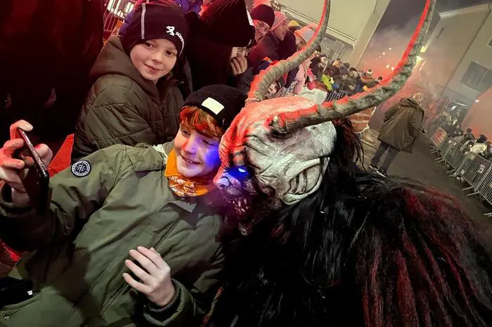 Besonders mutige Besucher wurden mit einem persönlichen Selfie mit dem Krampus belohnt.