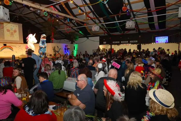 In der beheizten Florianihalle Bierbaum erwartete die Besucherinnen und Besucher ein buntes, abwechslungsreiches und energiegeladenes Programm voller Humor, Musik und bester Unterhaltung.