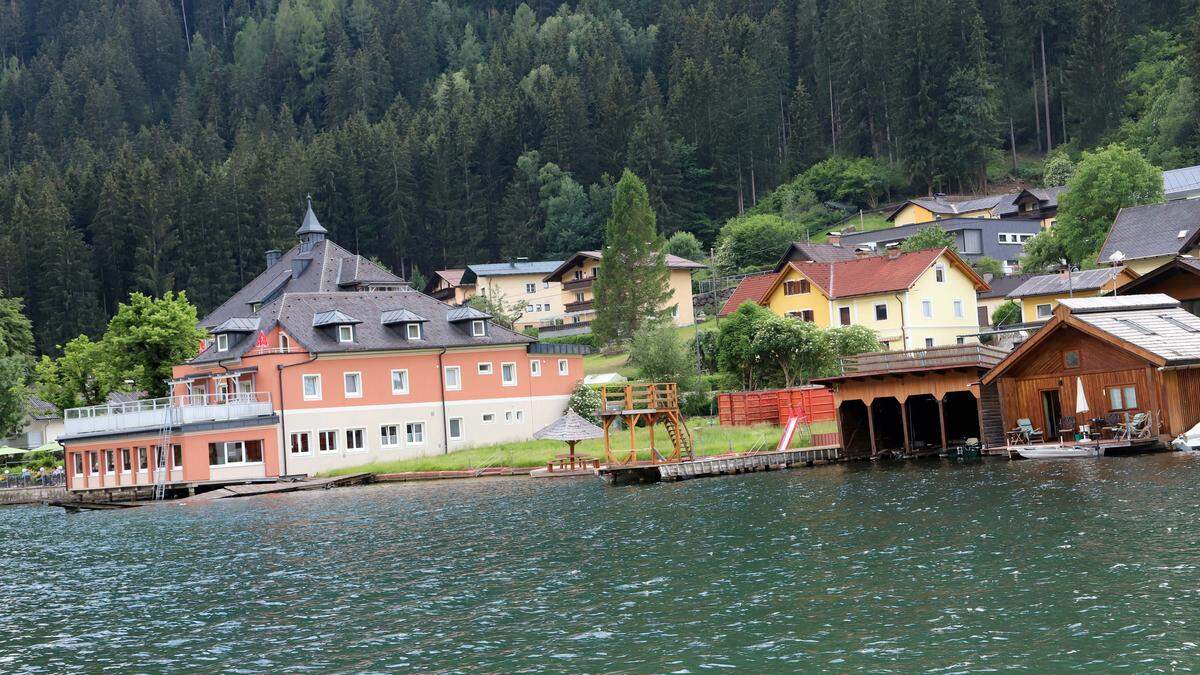 Auf diesem 2000 Quadratmeter großen Grundstück neben dem Strandhotel Burgstaller soll das Bauprojekt entstehen