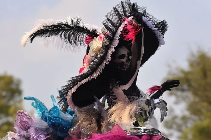 Der "Dia de los Muertos" ist eine der wichtigsten Feierlichkeiten in Mexiko, in fröhlicher Atmosphäre wird der Verstorbenen gedacht. Familien veranstalten Picknicks auf den Gräbern ihrer Vorfahren, für die Kinder gibt es Totenschädel aus Zuckerguss oder "Pan de Muerte" (Totenbrot).