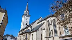 Die Mauern und der alte Friedhof der Stadthauptpfarrkirche Villach werden immer wieder von Wildpinklern beschädigt