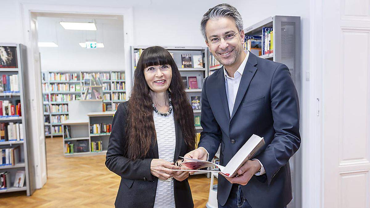 Roswitha Schipfer (Leiterin der Stadtbibliotheken) und Stadtrat Kurt Hohensinner (ÖVP) freuen sich über die ausgebaute Bibliothek Ost 	