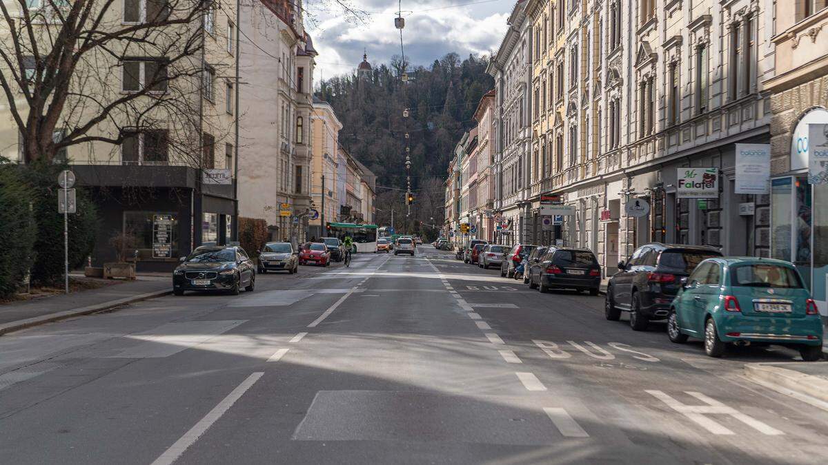 Im Zuge der Sanierung der Heinrichstraße fallen rund 50 Autoparkplätze. Die Stadt will mit Anrainerparken gegensteuern