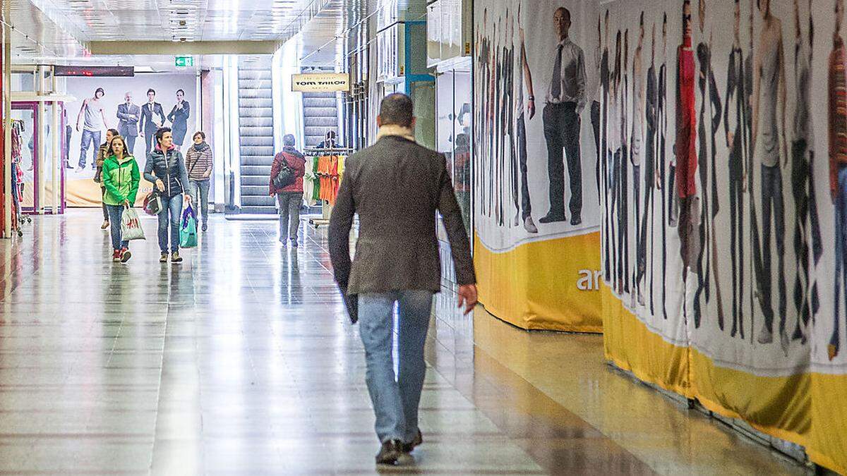 Viele leere Flächen in der Passage sind mit Plakaten zugehängt