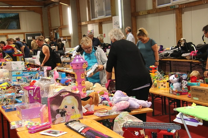 Baby- und Kinderkleidung, Schuhe und Umstandsmode, alles war genau nach Größen sortiert, Kinderwagen, Hochstühle, Spielsachen, Bücher, CDs, DVDs, Autositze, Schlitten und Bobs sowie viele andere Gegenstände wurden angeboten.