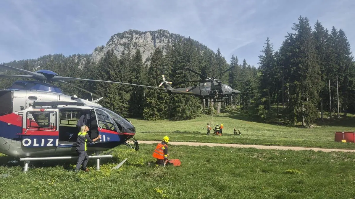 Je ein Hubschrauber von Polizei und Bundesheer am Dienstag im Einsatz am Tausing