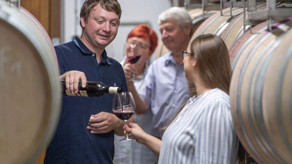 Juniorchef Matthias Pock weiht inmitten der Weinfässer alle Genussinteressierten in die hohe Welt der Weinkunst ein