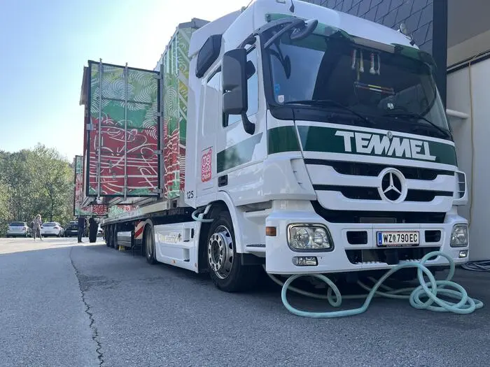 Der LKW ist elektrisch betrieben und verfügt am Dach über eine Photovoltaik-Anlage