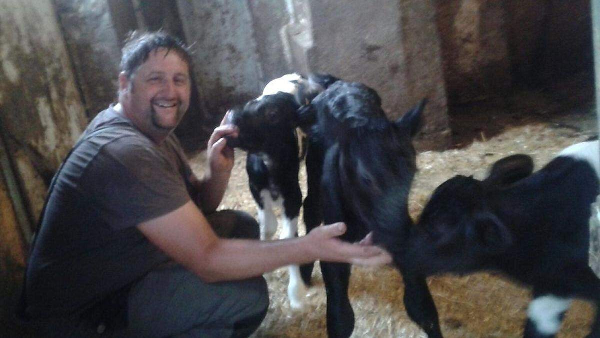 Freut sich über die Kälber: Landwirt und Vizebürgermeister Peter Kaimbacher