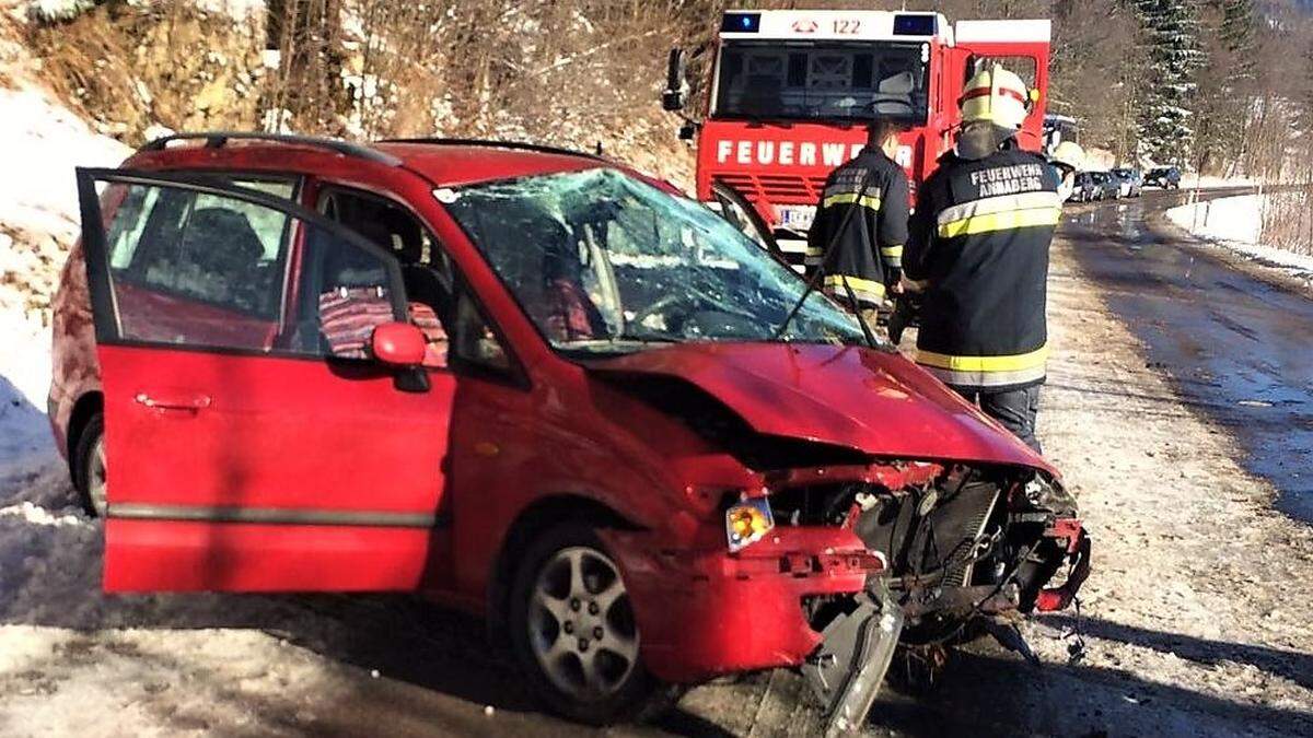 Nur leicht verletzt konnte die 57-jährige Wienerin aus ihrem Auto aussteigen.