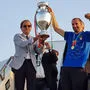 Kapitän Chiellini und Trainer Mancini präsentierten die Trophäe in Rom